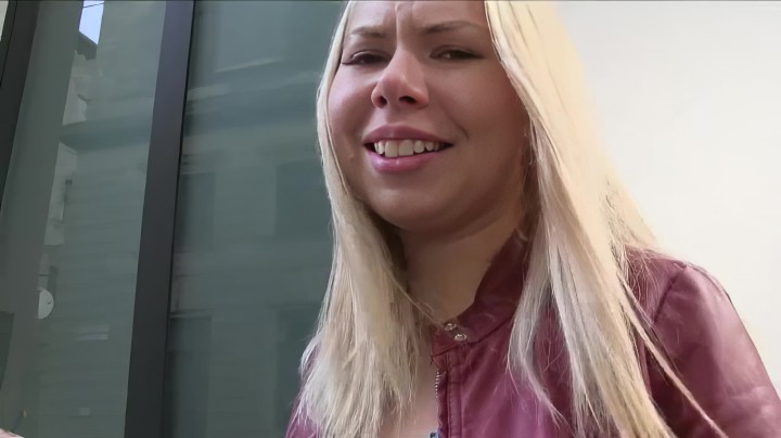 Русская блондинка повелась на пикап и за деньги дала себя отыметь